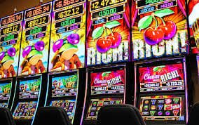 Pengguna bermain pada layar live casino dengan dealer langsung dan fitur interaktif