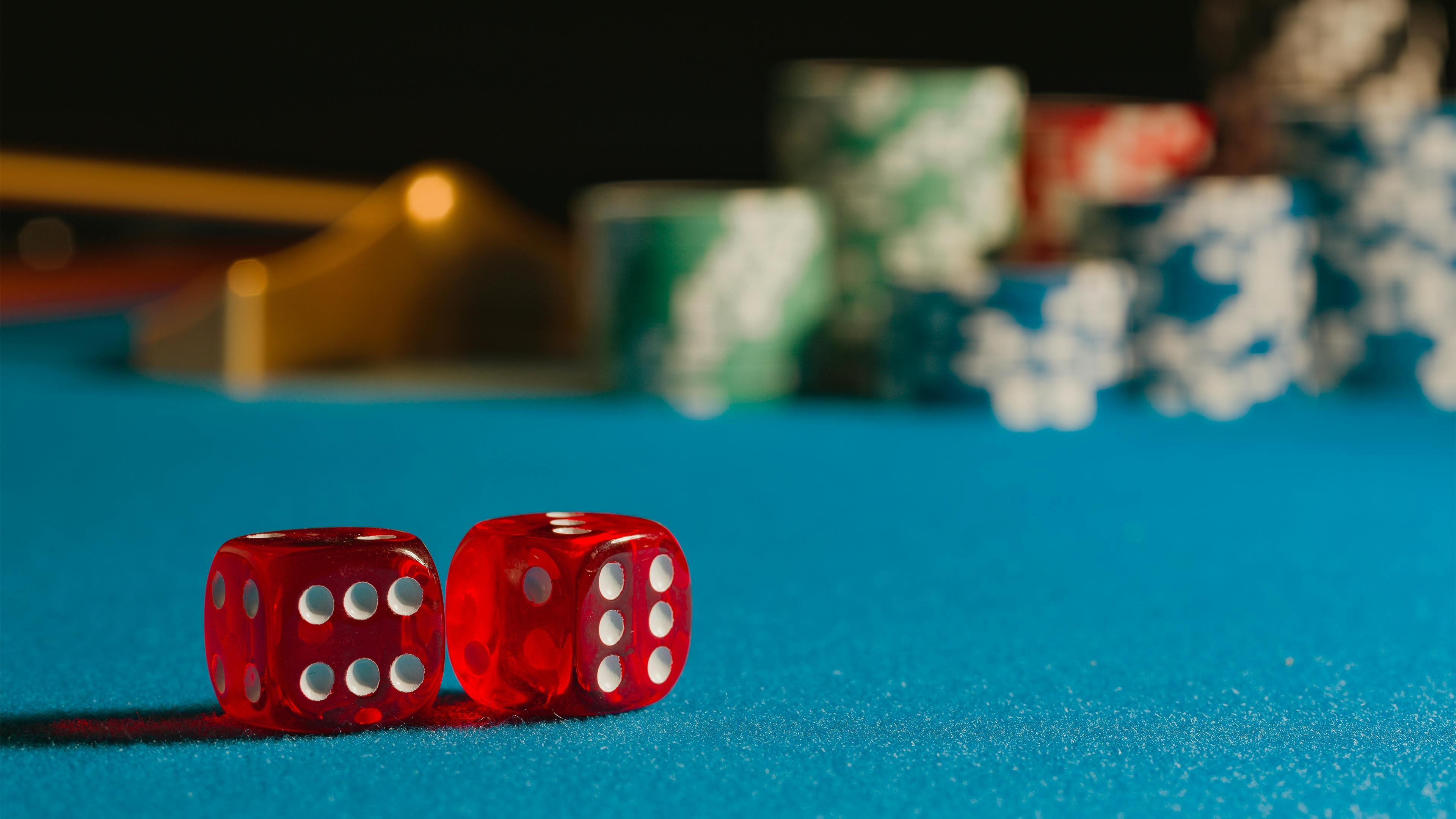 Pengguna menikmati taruhan permainan live casino menggunakan metode pembayaran E-Wallet di boz388